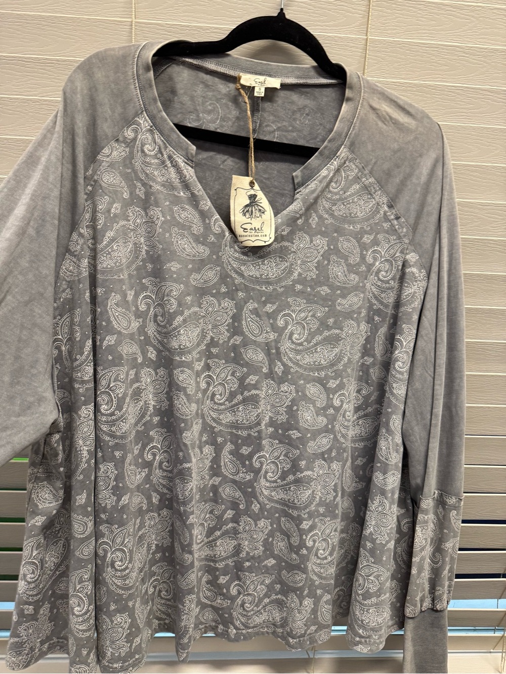 Easel Los Angeles Gray Paisley Raglan Top